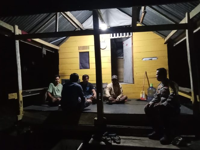 
 PEMBINAAN SATUAN KEAMANAN LINGKUNGAN (SAT KAMLING) OLEH BHABINKAMTIBMAS DESA KAJUARA