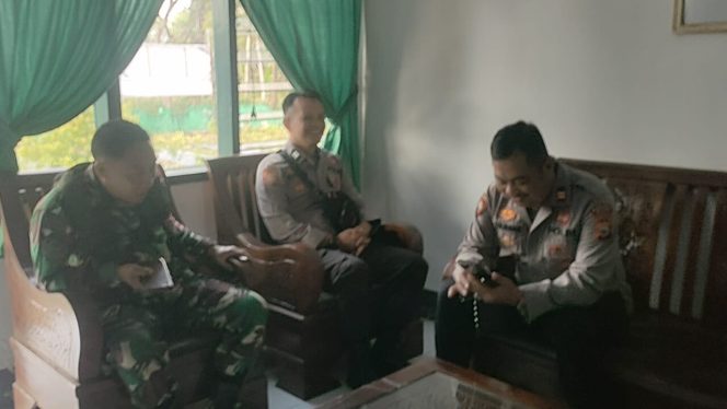 
 Untuk tetap menjaga solidaritas TNI bersama Polri, Kapolsek Ponre menyambangi Koramil ponre