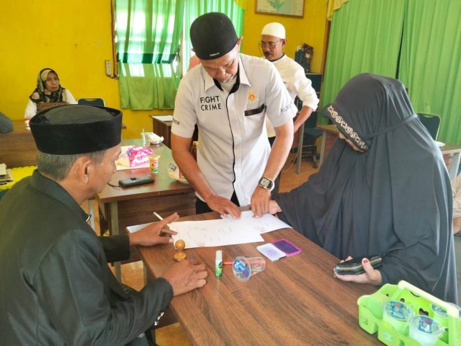 
 Kanit Reskrim dan Bhabinkamtibmas Mediasi Warga Berselisih Terkait Air Sumur