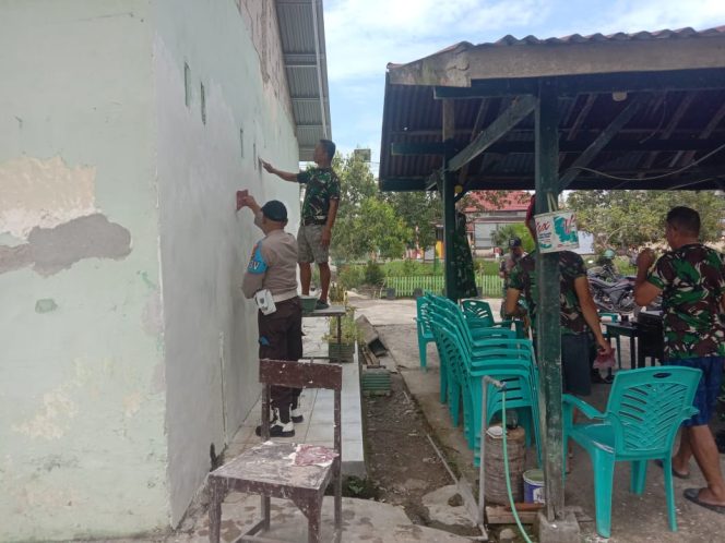 
 Kanit Propam Polsek Sibulue Turun Tangan Bantu Pemeliharaan Mako Koramil