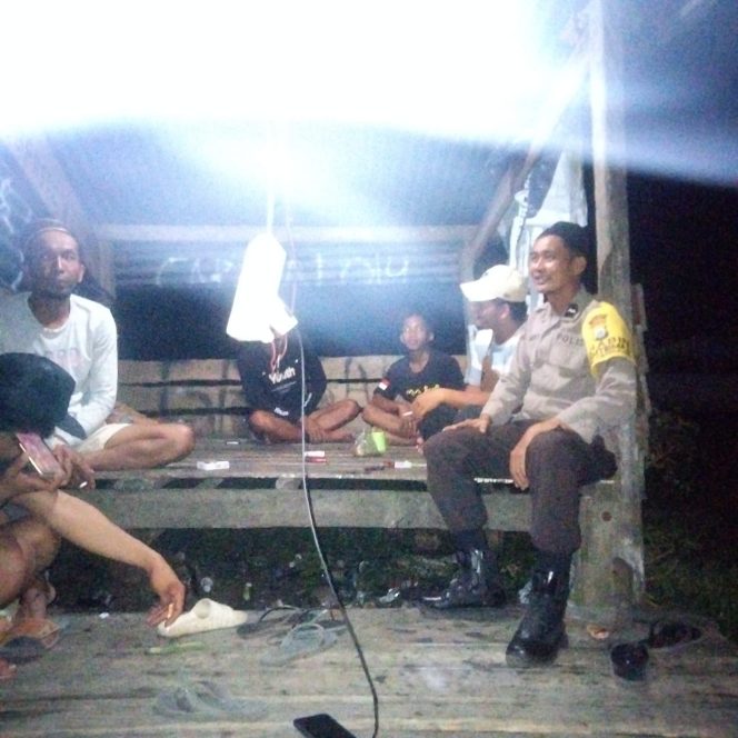 
 Jaga Keamanan Dan Ketertiban Lingkungan, Bhabinkamtibmas Polsek Cenrana Berikan Pembinaan Terhadap Satkamling