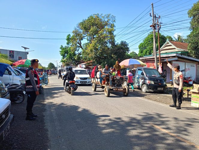 
 Polsek Awangpone Terjunkan Personil Amankan Pasar Paccing