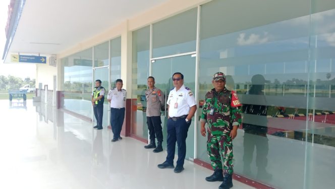 
 Polsek Awangpone Memantau Pendaratan Pesawat ATR FLY JAYA di Bandara Arung Palakka Bone
