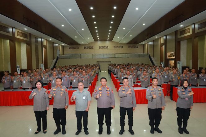 
 Dirbinmas Launching Aplikasi Mabbulo Sibatang Di Hadapan Kasat Binmas Dan Bhabinkamtibmas Jajaran Polda Sulsel