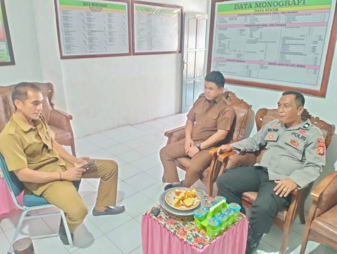 
 Aiptu Muh. Yassir Sambangi Kantor Desa Pattiro Bajo, Wujud Kedekatan Polri dengan Pemerintah Desa