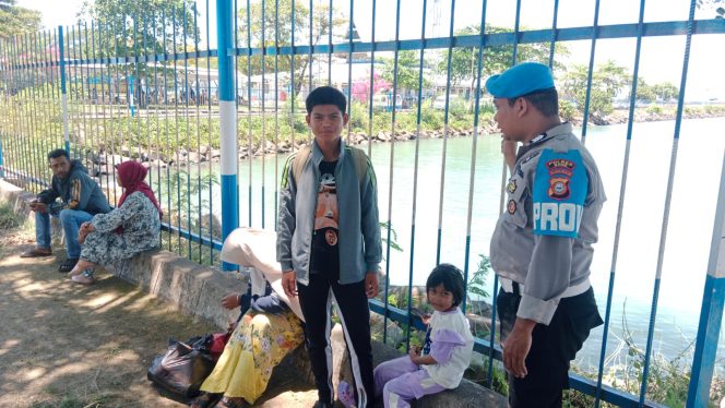 
 Pastikan Situasi Kondusif Sebelum Keberangkatan Kapal, Personil Lakukan Pengamanan