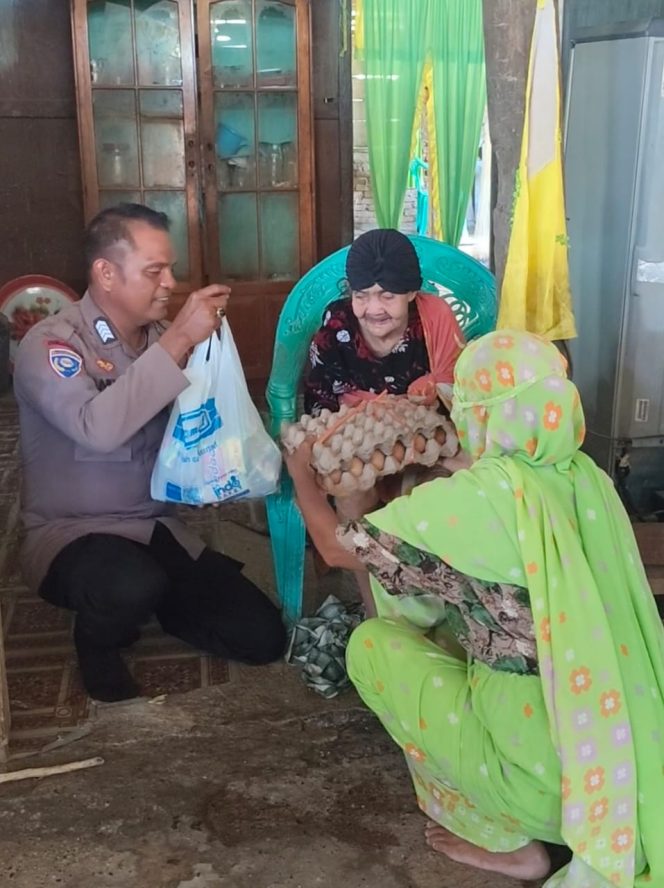 
 Bhabinkamtibmas Tebar Kebaikan,Gelar Jumat Berkah Untuk Warga Kurang Mampu