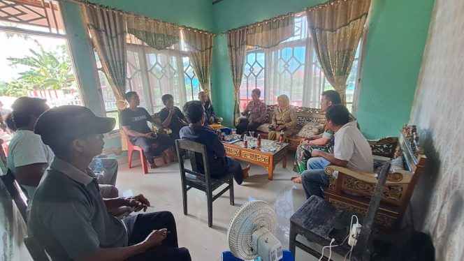 
 Bhabinkamtibmas Polsek Sibulue Sosialisasi Bersama Kepala BPP Terkait Pengadaan Sumur Bor Dalam untuk Petani