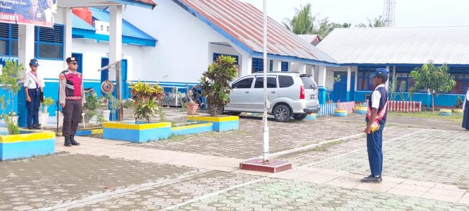 
 Upacara Bendera di SMPN 1 Ajangale, Kanit Samapta Polsek Ajangale Beri Himbauan Kamtibmas kepada Pelajar