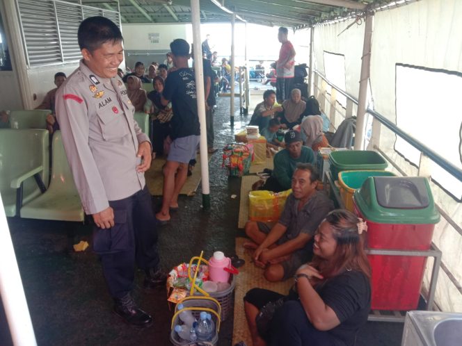 
 Diatas Kapal Ferry, Temui Penumpang, Beri Rasa Aman Dengan Kehadiran Polisi