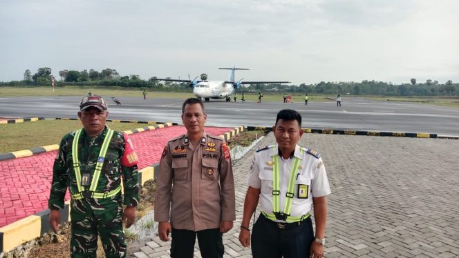 
 Polsek Awangpone Memantau Keberangkatan Pesawat ATR FLY JAYA Menuju Bandara Internasional SAMS Balikpapan