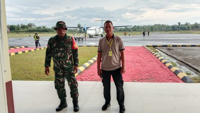
 Polsek Awangpone Memantau Keberangkatan Pesawat Menuju Kendari pada Selasa Minggu III Oktober 2025