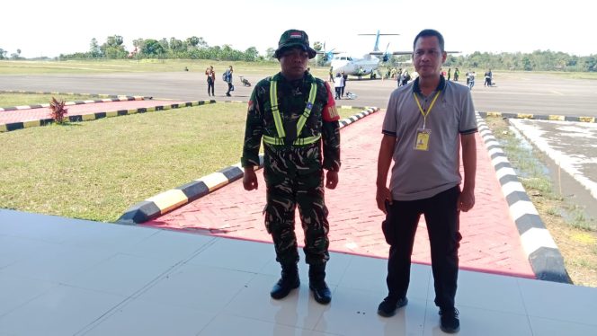 
 Polsek Awangpone Memantau Keberangkatan Pesawat Menuju Makassar pada Selasa Minggu III Oktober 2025