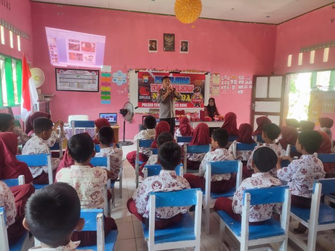 
 ‎Tanamkan Kesadaran Bahaya Penyalahgunaan Narkoba Sejak Dini, Polsek Cenrana Gencar Lakukan Penyuluhan