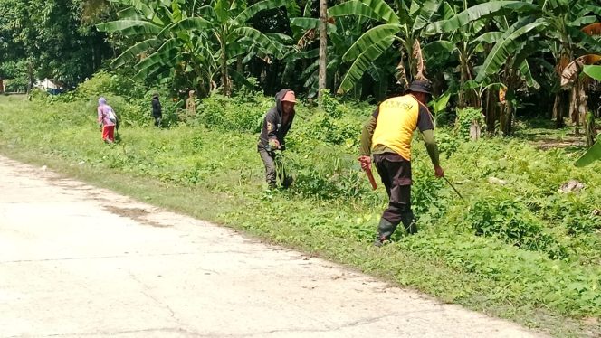 
 Bhabinkamtibmas Polsek Awangpone Laksanakan Kerja Bakti Bersama Warga di Desa Lappoase