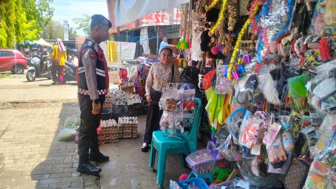 
 Kanit Samapta Polsek Mare Sambangi Pedagang, Beri Pesan Kamtibmas