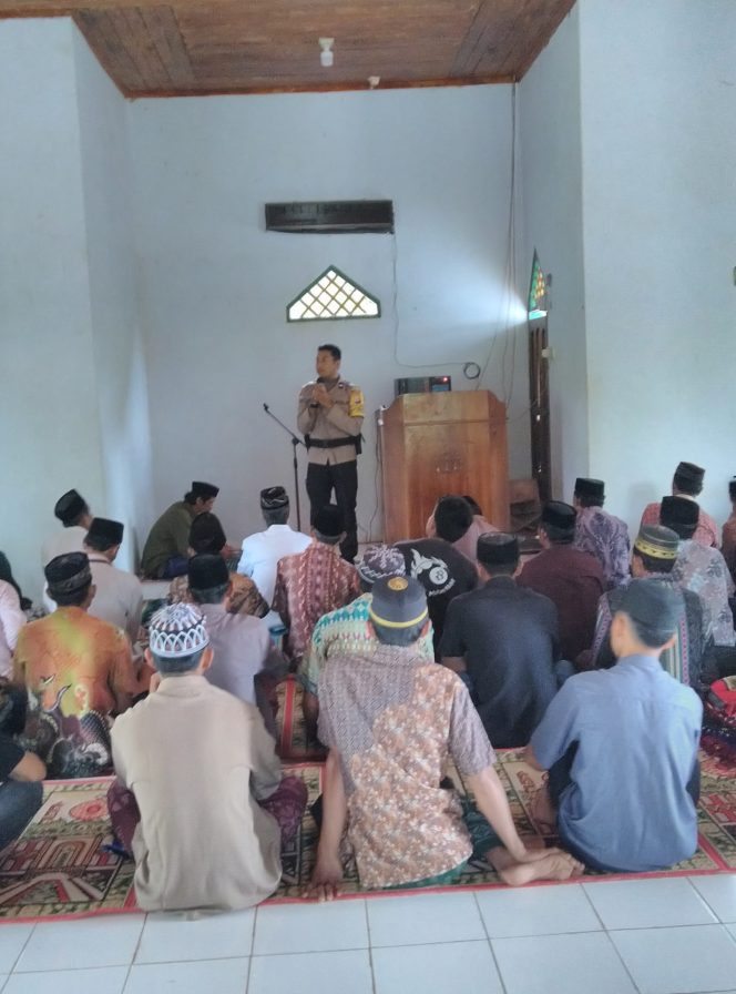 
 Disela sela khutbah Jum’at, bhabinkamtibmas Polsek Ponre memberikan himbauan Kamtibmas kepada jemaah masjid