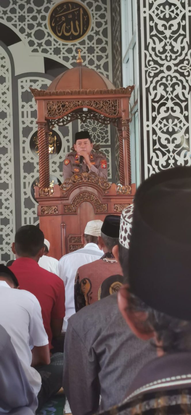 
 Kapolsek Sibulue Sampaikan Imbauan Kamtibmas Usai Salat Jumat di Masjid Istiqbal