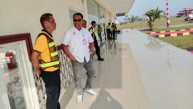 
 Polsek Awangpone Memantau Keberangkatan Pesawat Menuju Kendari pada Jum’at Minggu III Oktober 2025