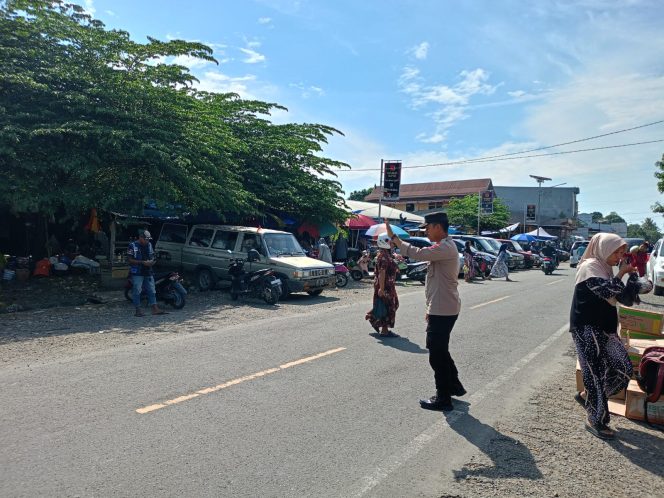 
 Polsek Awangpone Terjunkan Personil Mengamankan Pasar Paccing