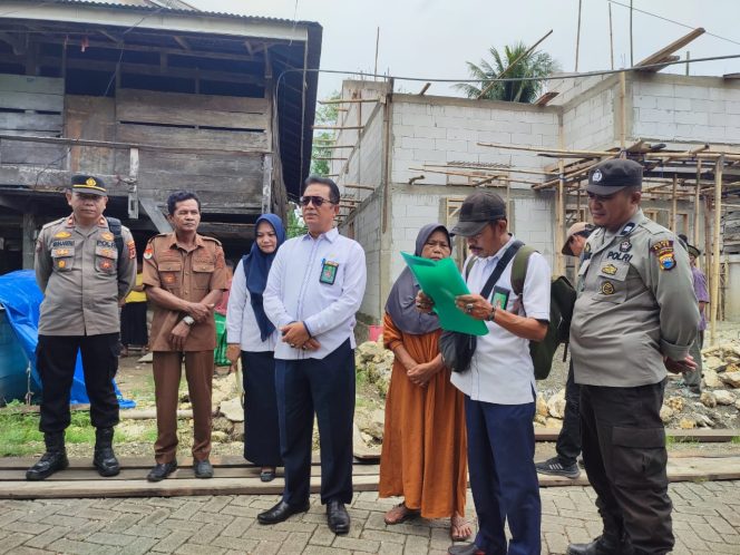 
 ‎Personel Polsek Cenrana Lakukan Pengamanan Sita Eksekusi Di Desa Watang Ta
