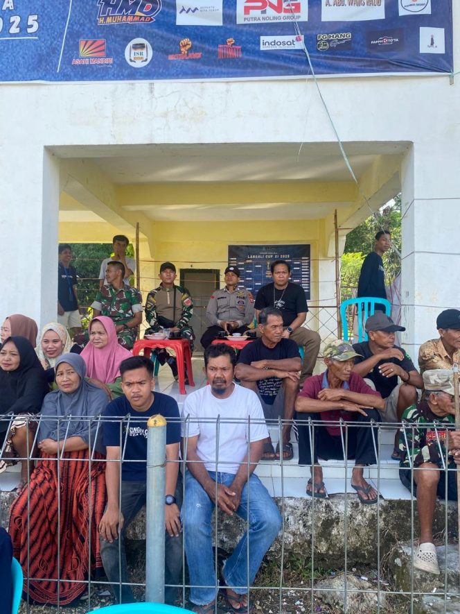 
 Polsek Awangpone Mengamankan Giat Turnamen Sepak Bola Langali Cup XI Tahun 2025 Di Desa Unra 