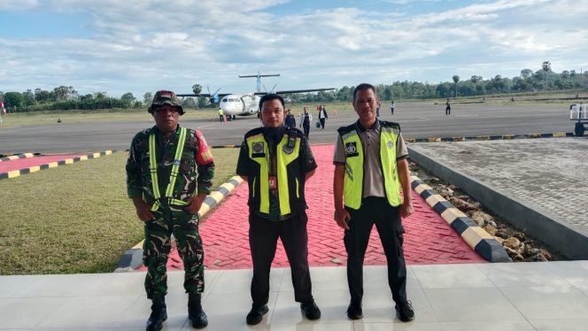 
 Polsek Awangpone Memantau Keberangkatan Pesawat Menuju Kendari pada Selasa Minggu IV Oktober 2025