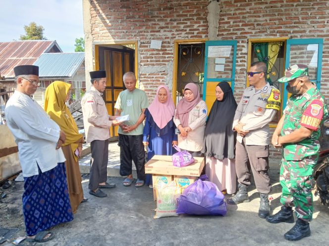 
 Bentuk Kepedulian, Bhabinkamtibmas Hadir Dukung Penyaluran Bantuan Baznas untuk Korban Kebakaran