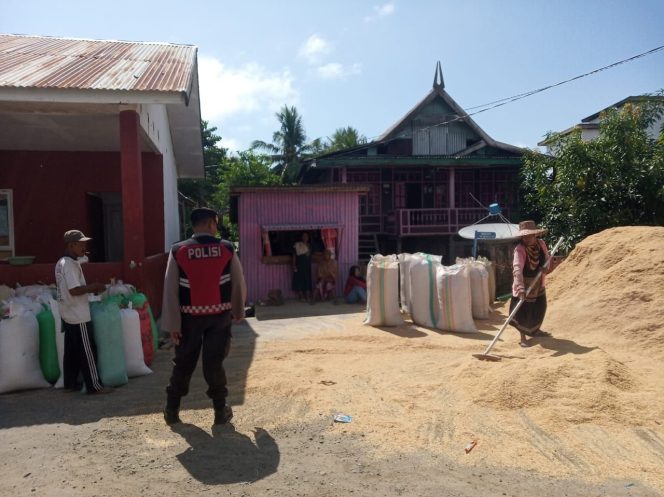 
 Kanit Sabhara Polsek Tonra ,  Berikan Pesan Kamtibmas Pada Saat Kunjugan ,Polsek Tonra Polres Bone