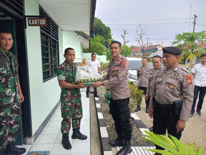 
 ‎Sinergi untuk Negeri, Kapolsek dan Camat Palakka Beri Ucapan HUT TNI ke-80 ke Koramil Palakka  ‎
