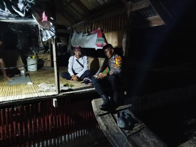 
 Dekat Dengan Warga, Pak Bhabin Rutin Sambang Menjaga Keamanan Lingkungan
