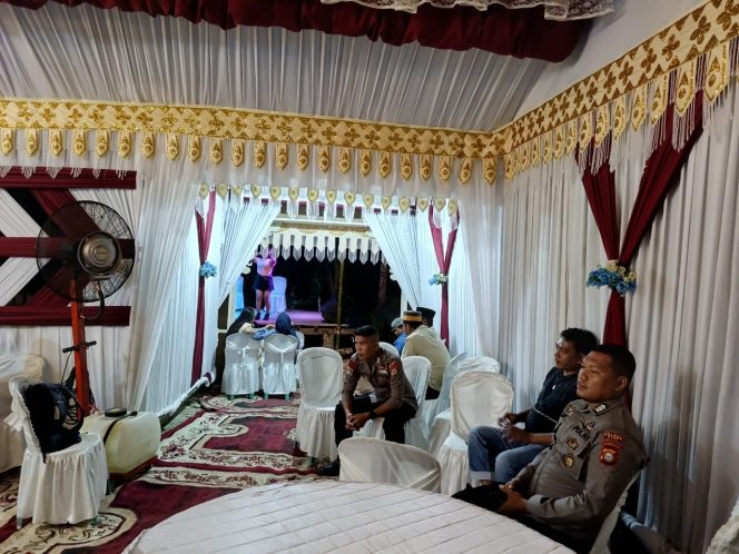 
 Personil Polsek Tellu Siattinge Hadir Mengamankan Pesta Pernikahan di Kelurahan Otting