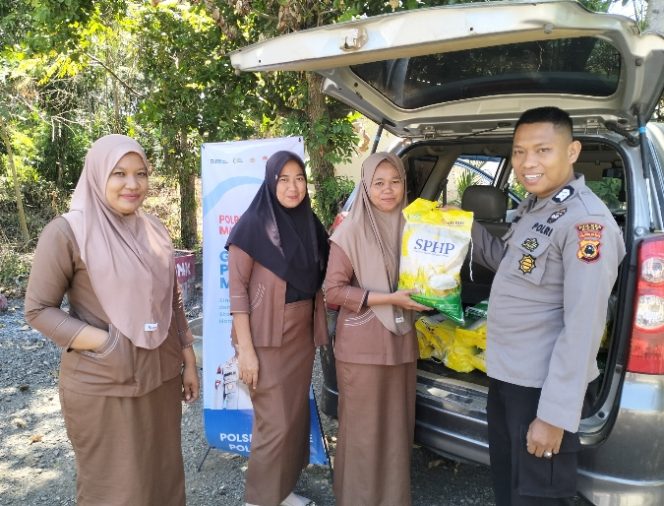 
 Polsek Sibulue Salurkan 1 Ton Beras Lewat Gerakan Pangan Murah (GPM) Kerja Sama dengan Bulog