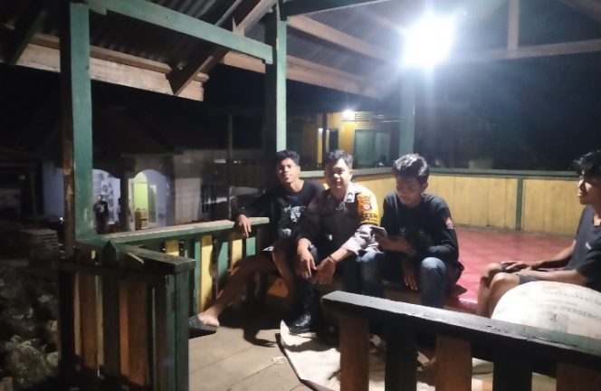 
 Bhabinkamtibmas Sambangi Pos Kamling dan Perkenalkan Diri ke Warga
