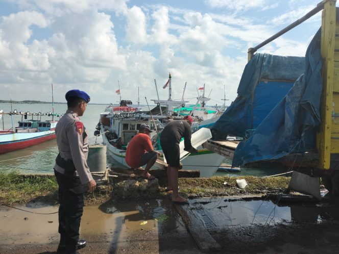 
 Lakukan Polmas Perairan, Anggota Satpolairud Polres Bone Perikasa Dan Beri Himbauan Kamtibmas Kepada Abk