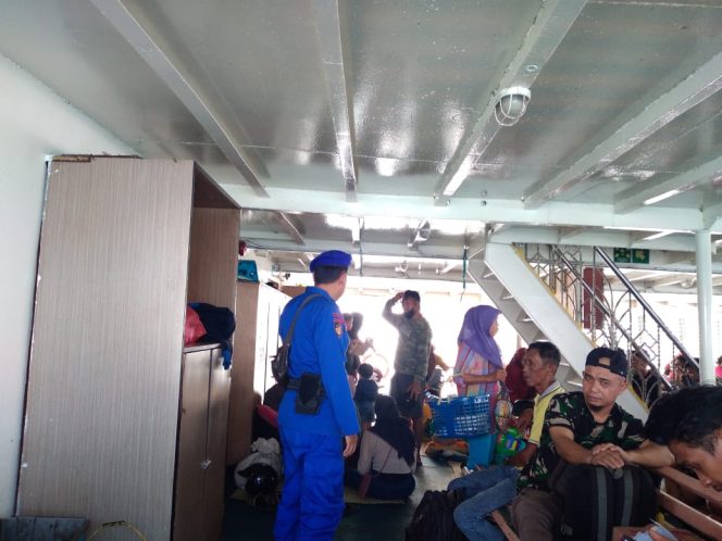 
 Anggota Satpolairud Polres Bone Pantau Aktivitas Penyeberangan Dan Beri Pesan Kamtibmas Kepada Penumpang Ferry