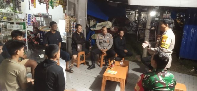 
 Kanit Binmas Polsek Barebbo Aiptu H.M. Anas Lakukan Patroli Malam dan Sampaikan Himbauan Kamtibmas kepada Warga