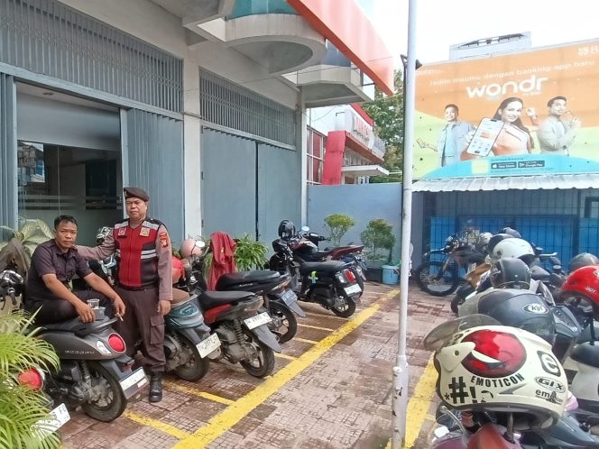 
 Aipda Muh. Suhri Laksanakan Pengamanan di Kantor BNI Watampone dan Berikan Himbauan ke Nasabah