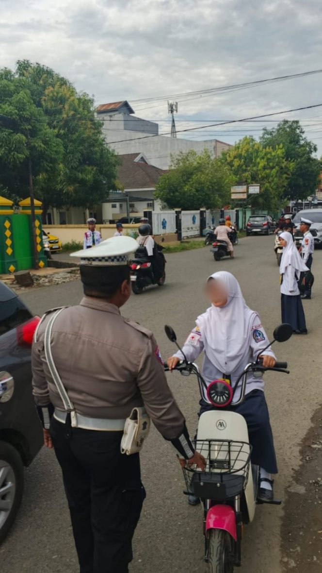 
 Polantas Bone Tegur Pengendara Sepeda Listrik Yang Abaikan Keselamatan