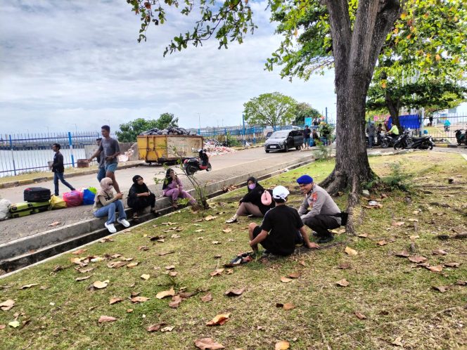 
 Satpolairud Polres Bone, Demi Kelancaran Pemuatan Penumpang Ferry Lakukan Pengamanan Di Pelabuhan Penyeberangan Bajoe