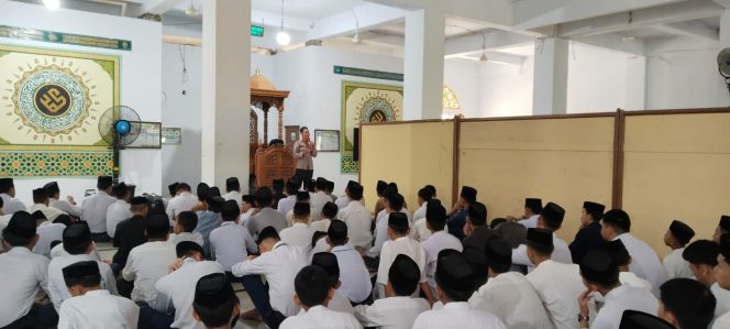 
 Kaur Bin Ops Sat Binmas Polres Bone Sampaikan Pesan Kamtibmas di Ponpes Al-Ikhlas Ujung, Dua Boccoe