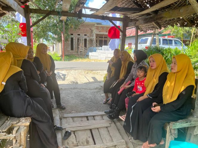 
 Bhabinkamtibmas Polwan Silaturahim dengan Warga Binaan Sesama Ibu-Ibu; Bikin Suasana Jadi Sejuk