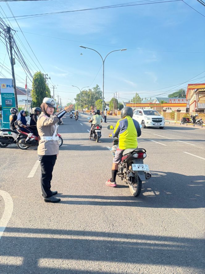
 Personel Satlantas Polres Bone Laksanakan Gatur Pagi di Titik Rawan