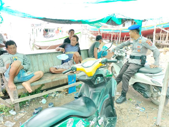 
 Aparat Satpolairud Polres Bone Kunjungi Masyarakat Nelayan Dalam Rangka Pemeliharaan Kamtibmas Perairan