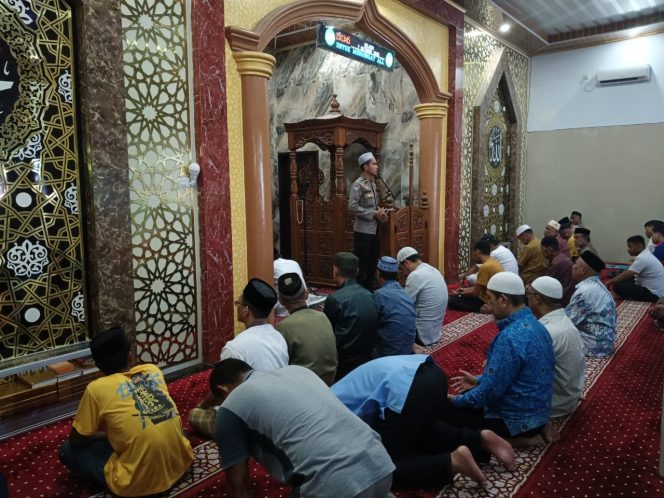 
 Kanit Binkamsa Sat Binmas Polres Bone Sampaikan Pesan Kamtibmas di Masjid Nurul Iman Soddange