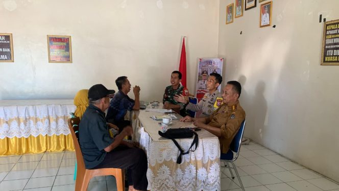 
 BHABINKAMTIBMAS DESA CORAWALI MEDIASI SENGKETA TANAH, DUA PIHAK SEPAKAT DAMAI SECARA KEKELUARGAAN