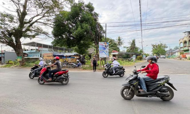 
 Hadir di Tengah Masyarakat, Polantas Bone Gelar Gatur Lalu Lintas Sore Hari