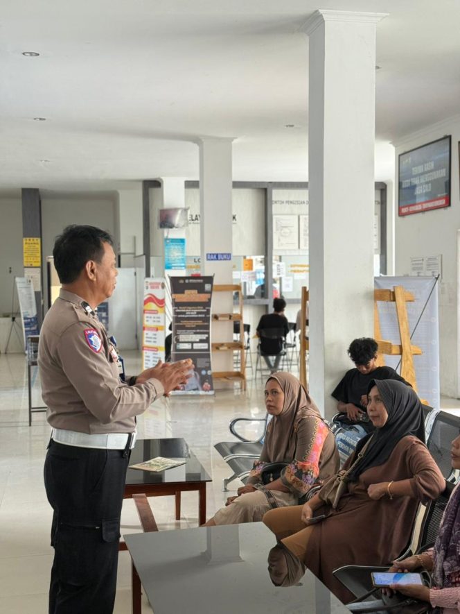 
 Polantas Menyapa, Satlantas Polres Bone Kembali Sasar Pemohon SIM, Tekankan Ini