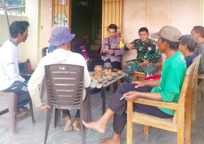 
 Bhabinkamtibmas dan Babinsa Ajak Petani Jual Hasil Panen ke Boking Resmi, Bukan ke Pengumpul