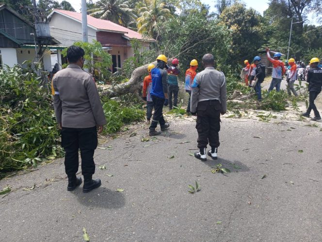 
 Bhabinkamtibmas Polsek Barebbo Sambangi Pekerja PLN, Ingatkan Keselamatan Kerja